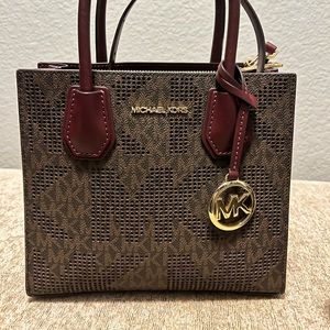 Signature logo Michael Kors crossbody